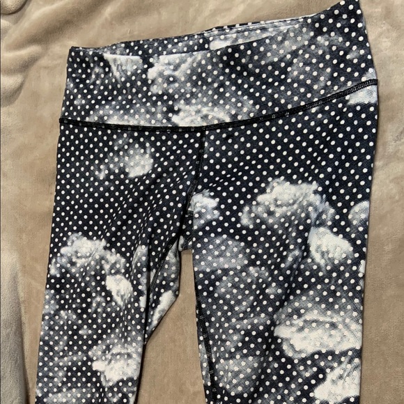 lululemon athletica Pants - Lululemon mid-rise Wunder Under crop sz 8 (med)